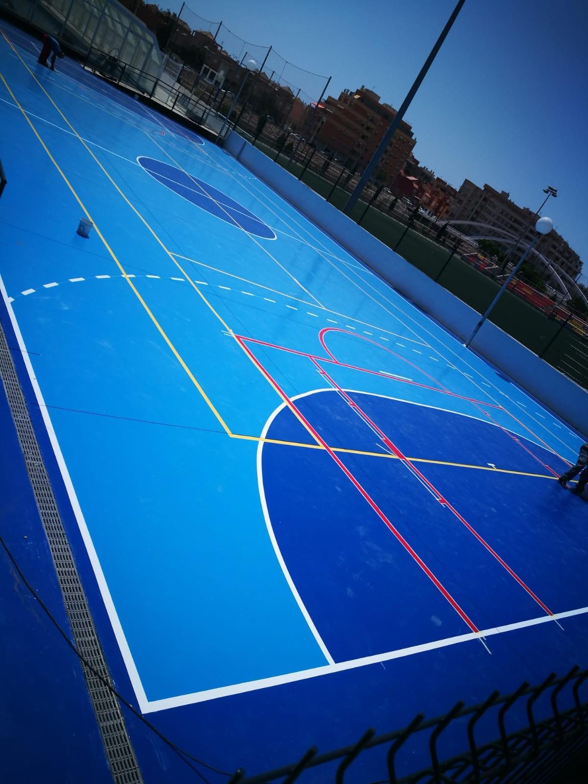 Pavimento deportivo multideporte, detalle de líneas