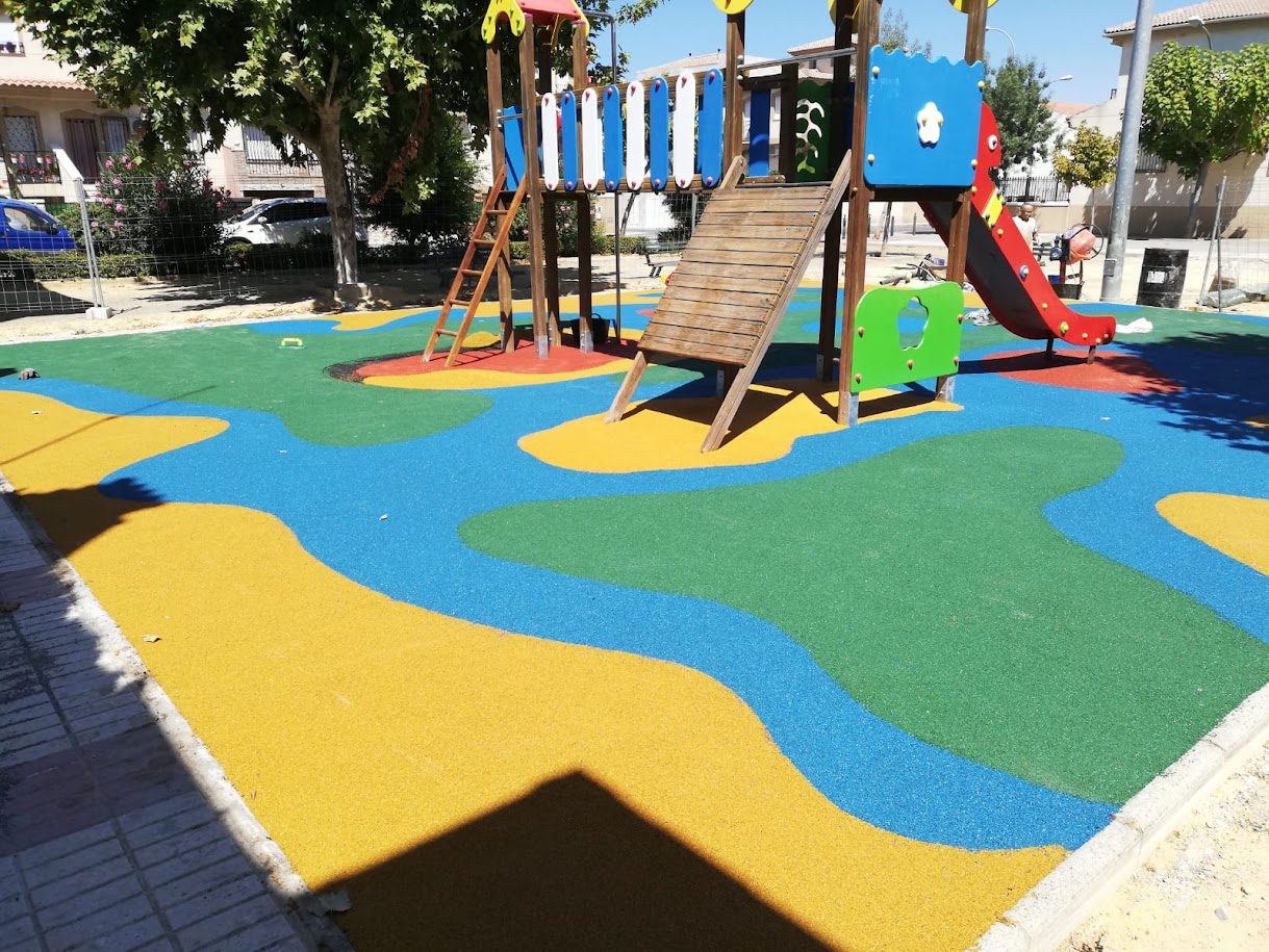 Suelo de caucho de colores en parque infantil