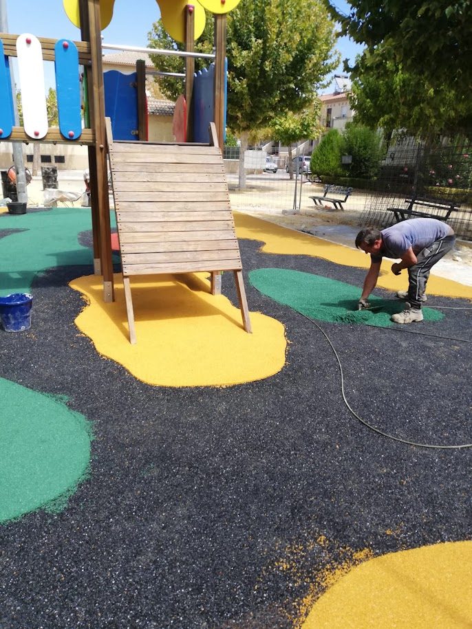 Instalación de suelo de caucho EPDM a mano