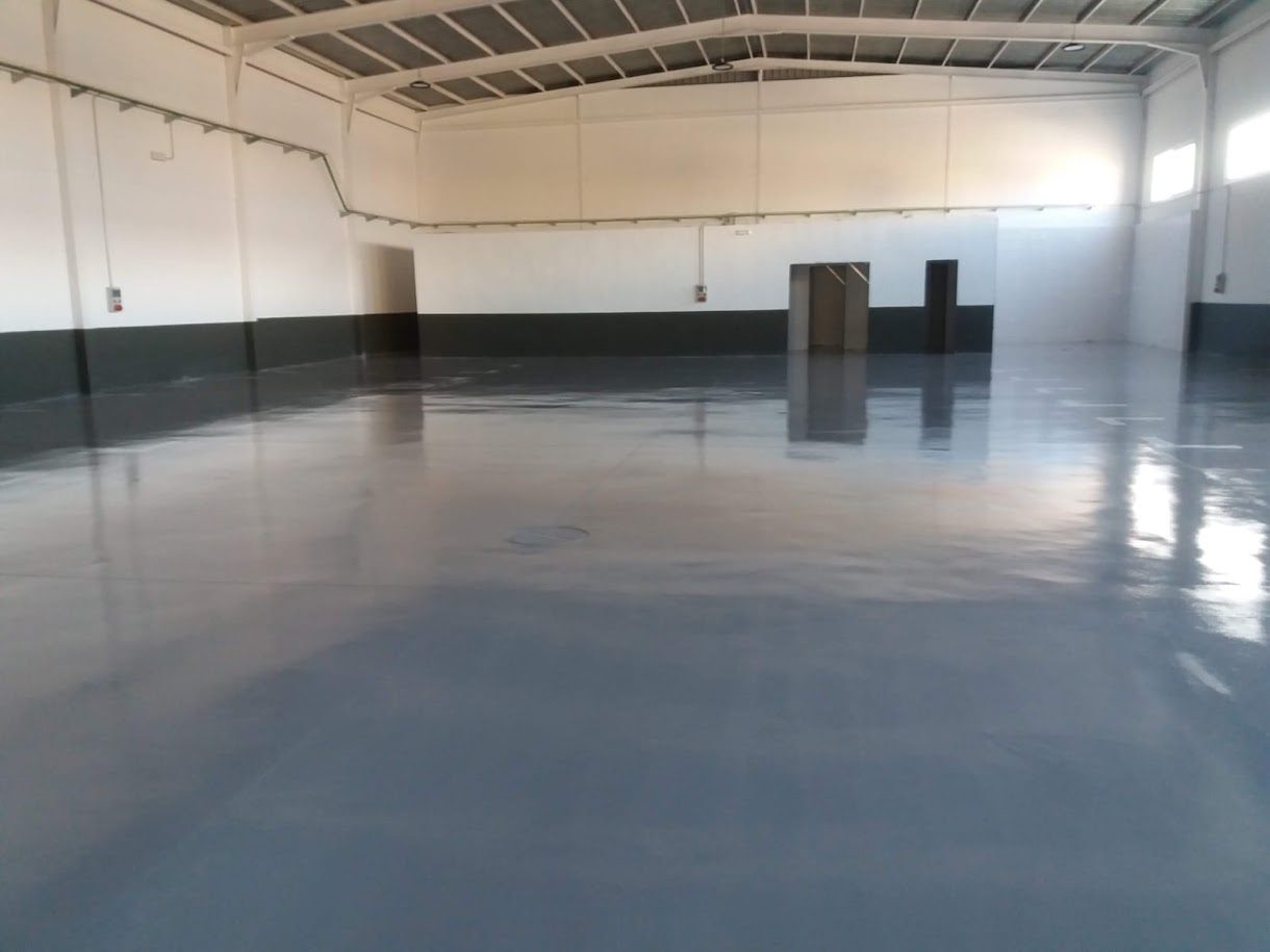 Pavimento de resina epoxi en nave industrial